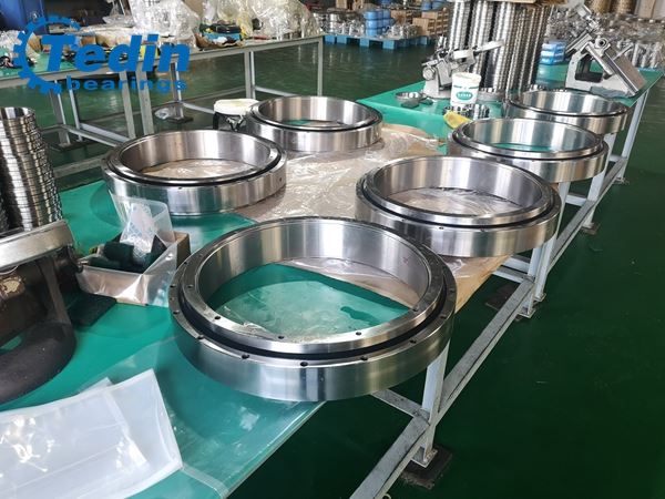 Preloaded slewing bearings 4
